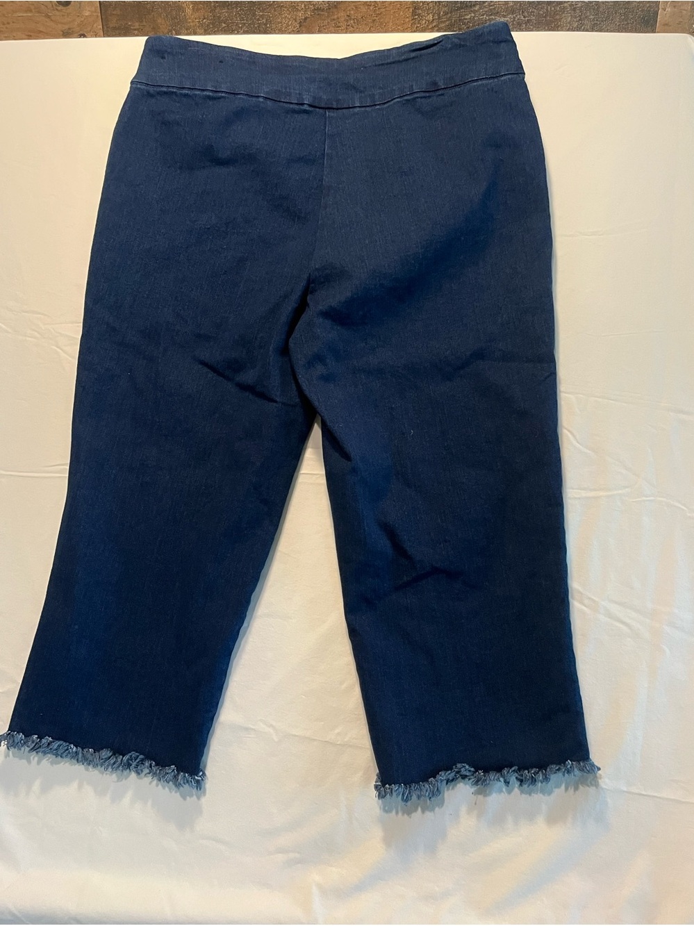 Alfred Dunner Navy Blue women’s Frayed Hem Capri Jeans